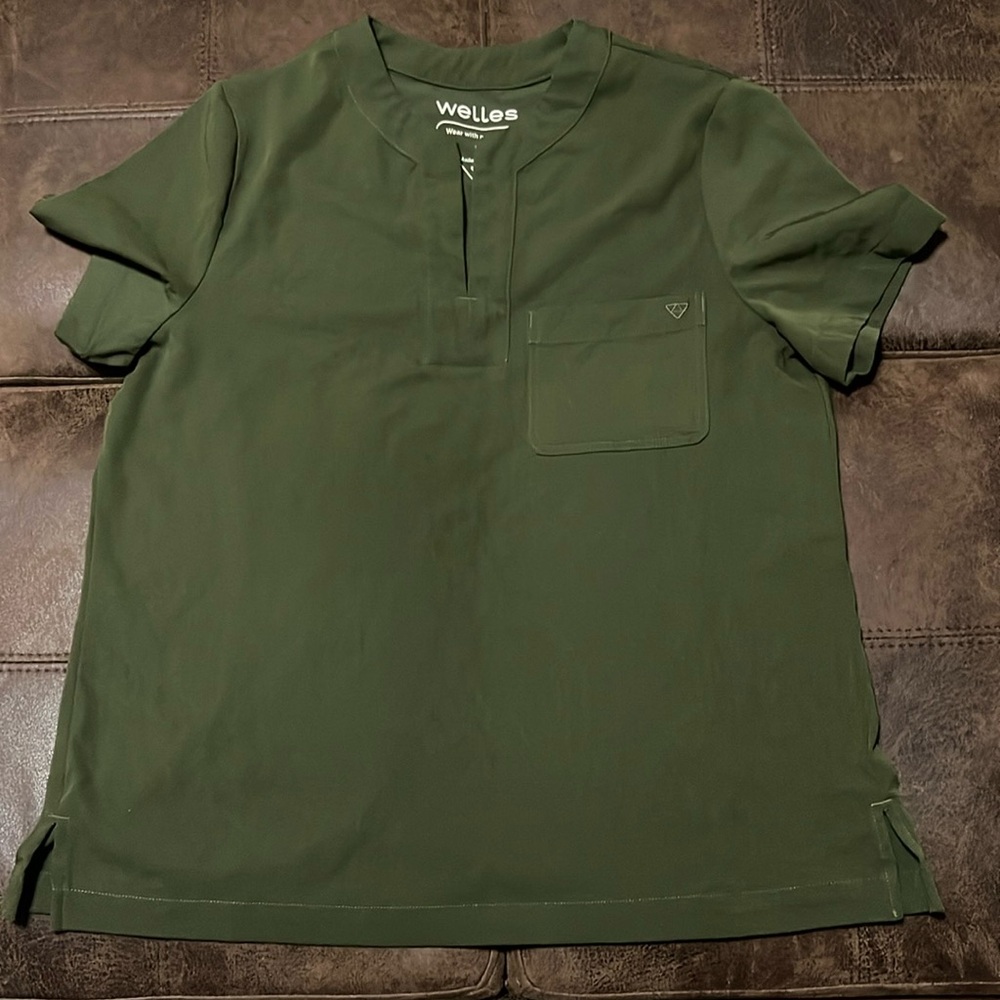 Women’s Welles scrub top